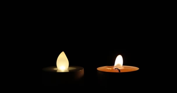 Εστίαση Αλλαγή Στο Φως Led Και Κερί Φως Φλόγα Λαμπερό — Αρχείο Βίντεο