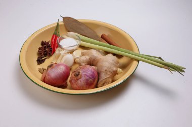 Tadeonal rendang, kurutulmuş sığır eti, körili soğan, zencefilli, limon yaprağı kakule tarçın yıldızı, kırmızı biber tuzu.