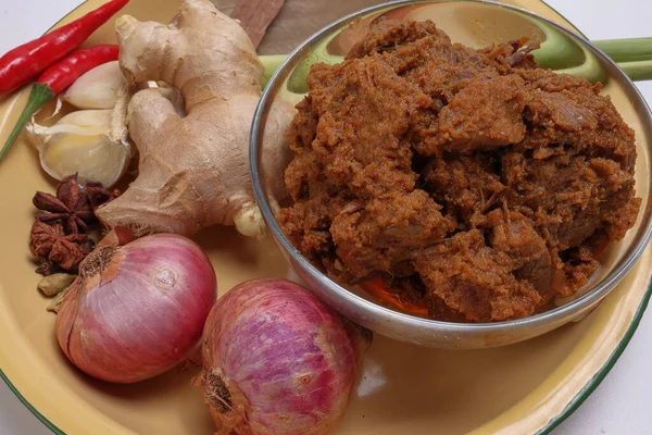Carne Vaca Cozida Tradicional Rendang Curry Seco Closeup Tigela Vidro — Fotografia de Stock