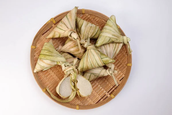 Traditionele Diamantvormige Geweven Palmblad Zakje Gestoomd Gluteneuze Rijst Taart Ketupat — Stockfoto