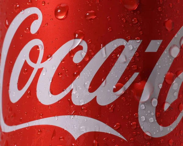 Kuala Lumpur, Malezya - 18 Nisan 2022 - Beyaz arka planda dönen teneke kutu üzerinde Cocacola beyaz logosu