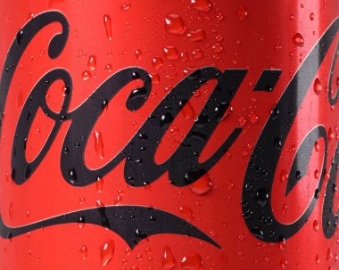 Kuala Lumpur, Malezya - 18 Nisan 2022 - Cocacola siyah şekersiz logo buz gibi teneke kutu üzerinde beyaz arka planda dönüyor