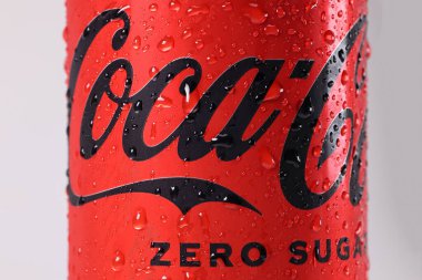 Kuala Lumpur, Malezya - 18 Nisan 2022 - Cocacola siyah şekersiz logo buz gibi teneke kutu üzerinde beyaz arka planda dönüyor