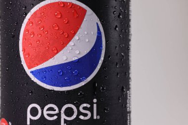 Kuala Lumpur, Malezya - 18 Nisan 2022 - Pepsi siyah şekersiz logo buz gibi teneke kutu üzerinde beyaz arka planda dönüyor