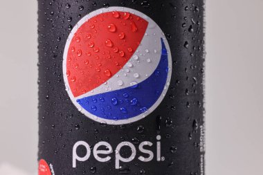Kuala Lumpur, Malezya - 18 Nisan 2022 - Pepsi siyah şekersiz logo buz gibi teneke kutu üzerinde beyaz arka planda dönüyor