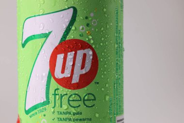Kuala Lumpur, Malezya-18 Nisan 2022 - 7up free, şekersiz logo buz gibi teneke kutu üzerinde dönüyor beyaz arka planda