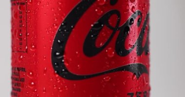 Kuala Lumpur, Malezya - 18 Nisan 2022 - Cocacola siyah şekersiz logo buz gibi teneke kutu üzerinde beyaz arka planda dönüyor