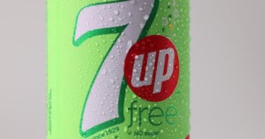 Kuala Lumpur, Malezya-18 Nisan 2022 - 7up free, şekersiz logo buz gibi teneke kutu üzerinde dönüyor beyaz arka planda