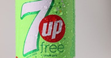 Kuala Lumpur, Malezya-18 Nisan 2022 - 7up free, şekersiz logo buz gibi teneke kutu üzerinde dönüyor beyaz arka planda