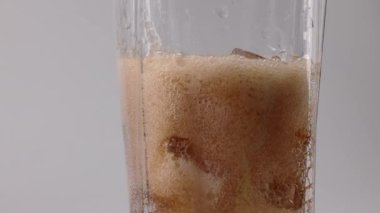 Büyük bardakta buzlu gazoz dolduruyorum. Makro buzlu, köpüklü.