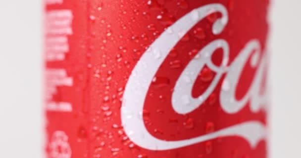 Kuala Lumpur Malásia Abril 2022 Logotipo Branco Cocacola Lata Girando — Vídeo de Stock