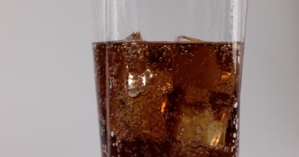 Pouring Dark Soda Drink Tall Glass Ice Cube Bubble Fizz — Vídeos de Stock