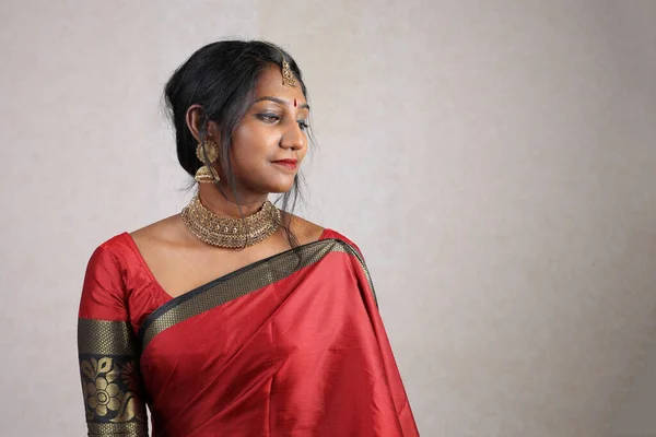 Femeia Indiană Purtând Roșu Portocaliu Tradițional Bijuterii Regale Saree Set — Fotografie, imagine de stoc