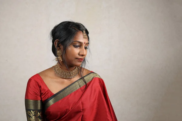 Femeia Indiană Purtând Roșu Portocaliu Tradițional Bijuterii Regale Saree Set — Fotografie, imagine de stoc