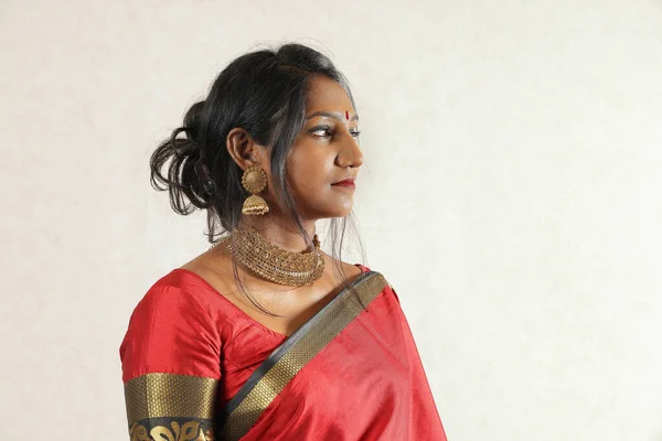 Indiase Vrouw Dragen Rood Oranje Traditionele Koninklijke Saree Sieraden Choker — Stockfoto