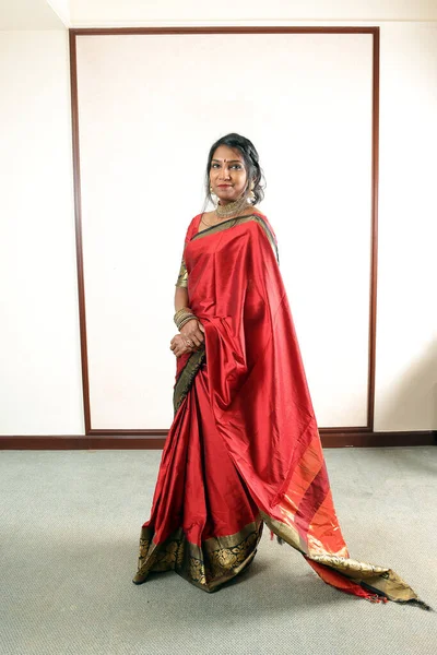 Mulher Indiana Vestindo Laranja Vermelha Tradicional Real Saree Jóias Gargantilha — Fotografia de Stock