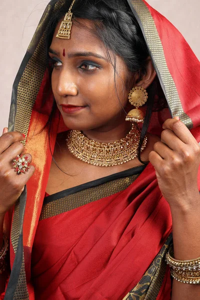 Mulher Indiana Vestindo Vermelho Laranja Saree Jóias Gargantilha Conjunto Colar — Fotografia de Stock