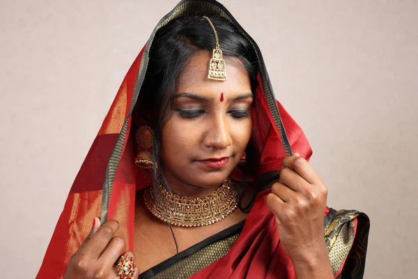 Donna Indiana Che Indossa Rosso Arancione Saree Gioielli Girocollo Set — Foto Stock