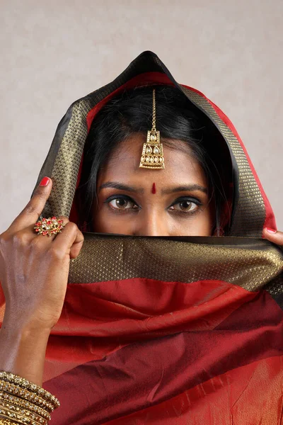 Indian Woman Wearing Red Orange Saree Jewellery Choker Set Necklace — Stock Photo, Image