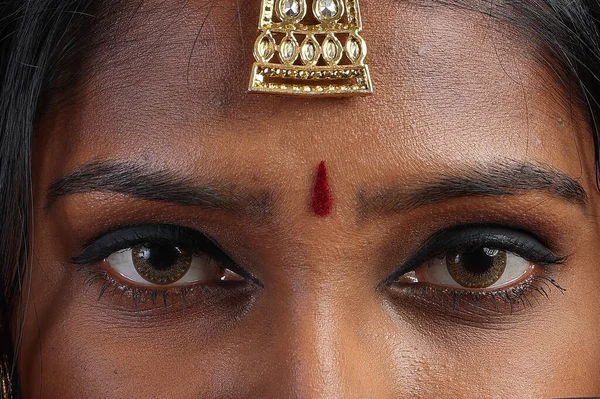 Indiase Vrouw Dragen Rode Oranje Saree Sieraden Choker Set Ketting — Stockfoto