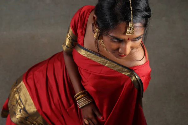 Indická Žena Sobě Červená Oranžová Saree Šperky Choker Set Náhrdelník — Stock fotografie