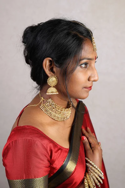 Indian Femeie Purtând Roșu Portocaliu Saree Bijuterii Choker Set Colier — Fotografie, imagine de stoc