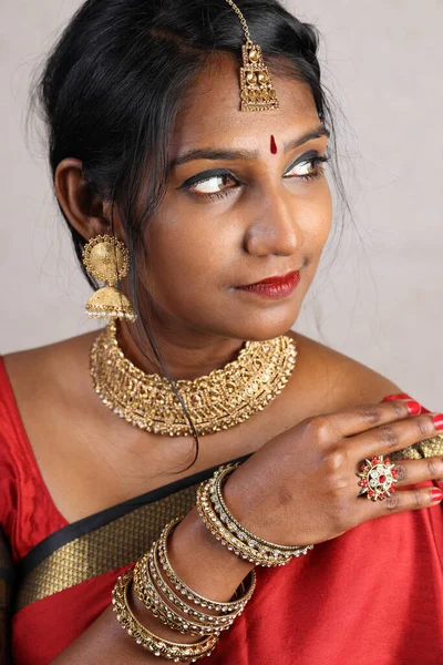 赤オレンジを身に着けているインドの女性参照してくださいジュエリーチョーカーセットネックレスJhumkaイヤリングMaang Tikka腰チェーンスタンドポーズ見て笑顔ムード式頭カバーヒジャーブ — ストック写真