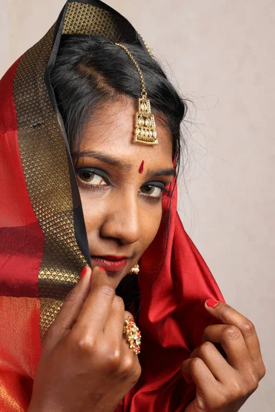 Indian Kobieta Sobie Czerwony Pomarańczowy Saree Biżuteria Biżuteria Dławik Zestaw — Zdjęcie stockowe