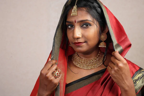 Mulher Indiana Vestindo Vermelho Laranja Saree Jóias Gargantilha Conjunto Colar — Fotografia de Stock