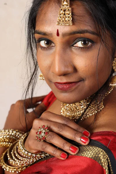 赤オレンジを身に着けているインドの女性参照してくださいジュエリーチョーカーセットネックレスJhumkaイヤリングMaang Tikka腰チェーンスタンドポーズ見て笑顔ムード式見て — ストック写真