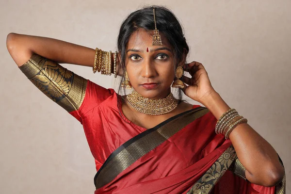 Indian Femeie Purtând Roșu Portocaliu Saree Bijuterii Choker Set Colier — Fotografie, imagine de stoc