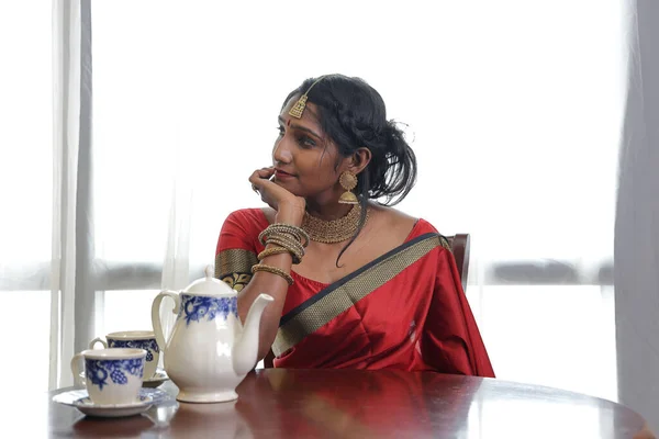 Indian Femeie Purtând Roșu Portocaliu Saree Bijuterii Choker Set Colier — Fotografie, imagine de stoc