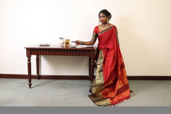 Indiase Vrouw Draagt Rood Oranje Traditionele Koninklijke Saree Sieraden Zittend — Stockfoto