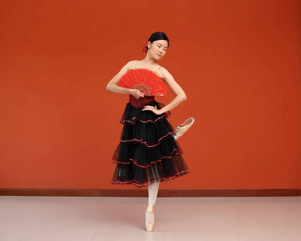 Linda Mulher Asiática Bailarina Prática Dança Salto Movimento Vestindo Tutu — Fotografia de Stock