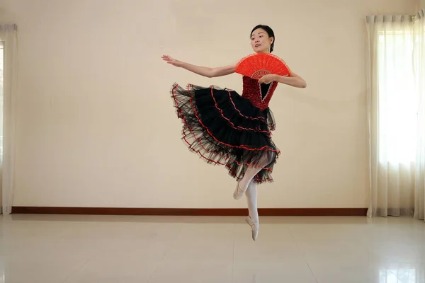 Krásná Asijská Žena Balet Praxe Tanec Skok Pohyb Nošení Tutu — Stock fotografie