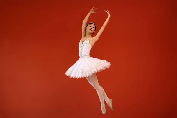 Bella Donna Asiatica Ballerino Pratica Danza Salto Mossa Indossando Tutu — Foto Stock