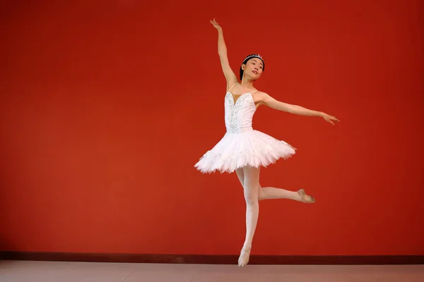 Bella Donna Asiatica Ballerino Pratica Danza Salto Mossa Indossando Tutu — Foto Stock