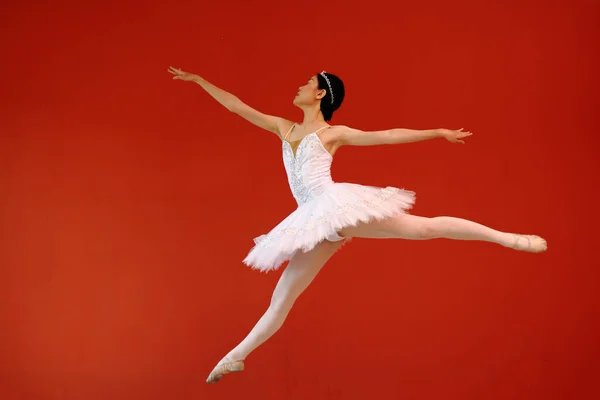 Belle Asiatique Femme Ballet Danseuse Pratique Danse Saut Mouvement Portant — Photo