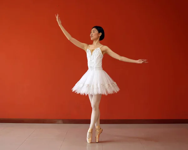 Krásná Asijské Žena Balet Praxe Tanec Skok Pohyb Nošení Tutu — Stock fotografie