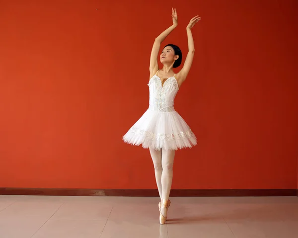Hermosa Mujer Asiática Bailarina Ballet Práctica Danza Salto Movimiento Usando —  Fotos de Stock