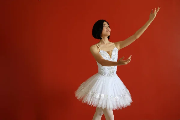 Bella Donna Asiatica Ballerino Pratica Danza Salto Mossa Indossando Tutu — Foto Stock