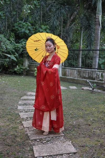 Joven Atractiva Mujer Asiática Usando Tadeonal Chino Rojo Hanfu Falda —  Fotos de Stock
