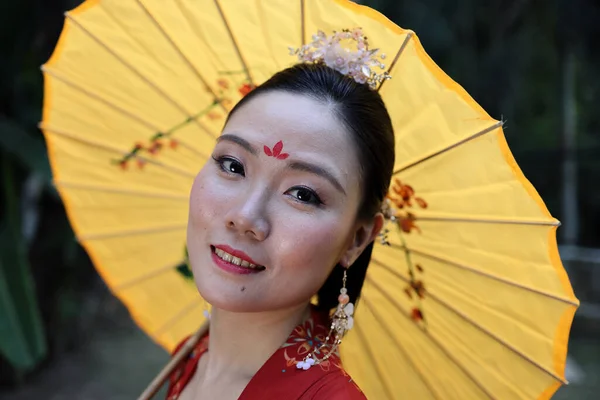 Genç Çekici Asyalı Kadın Tadeonal Çinli Kırmızı Uzun Etek Giyiyordu — Stok fotoğraf