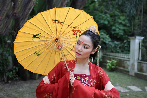 Giovane Attraente Donna Asiatica Indossa Tadeonal Cinese Hanfu Rosso Lungo — Foto Stock