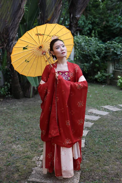 Ung Attraktiv Asiatisk Kvinna Bär Tadeonal Kinesisk Röd Hanfu Lång — Stockfoto
