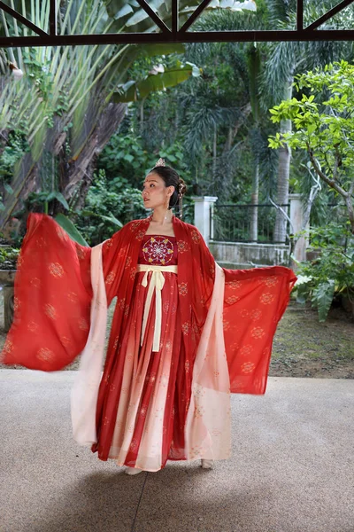 Giovane Attraente Donna Asiatica Indossa Tadeonal Cinese Hanfu Rosso Lungo — Foto Stock