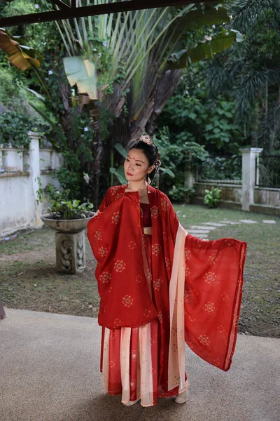 Молодая Привлекательная Азиатка Тадеональной Китайской Красной Ханфу Длинной Юбке Платья — стоковое фото