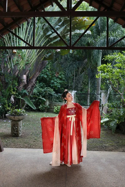 Mladý Atraktivní Asijské Žena Sobě Tadeonal Čínský Červený Hanfu Dlouhé — Stock fotografie