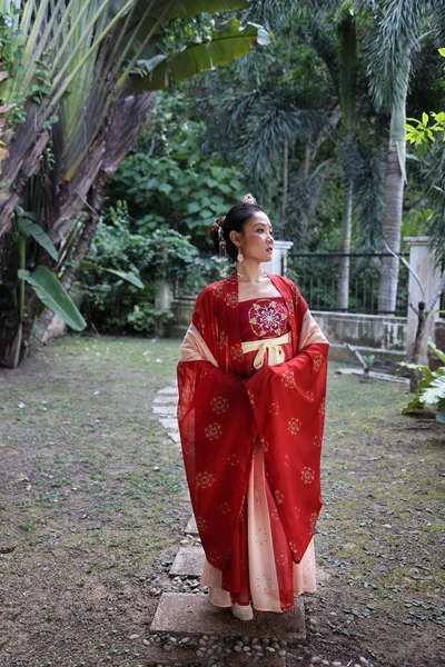 Mladý Atraktivní Asijské Žena Sobě Tadeonal Čínské Červené Hanfu Dlouhé — Stock fotografie