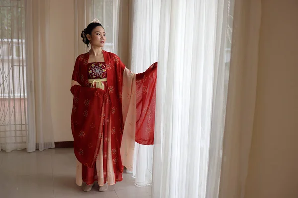 Молодая Привлекательная Азиатка Тадеональной Китайской Красной Ханфу Длинной Юбке Платье — стоковое фото